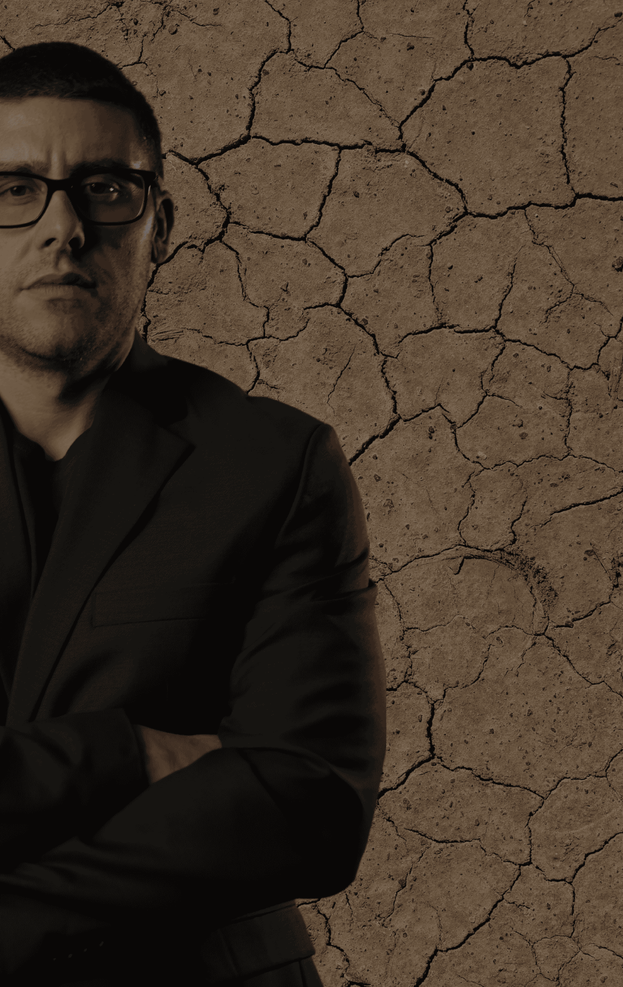 Big Luca su sfondo terra screpolata