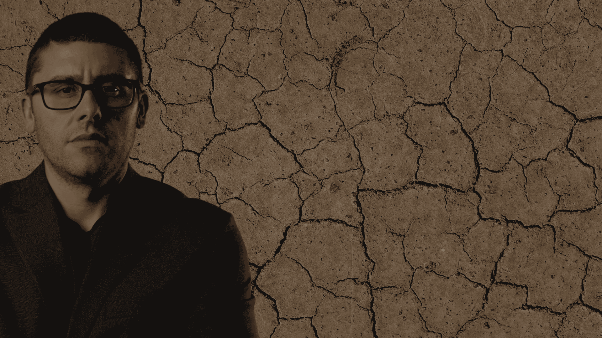 Big Luca su sfondo terra screpolata